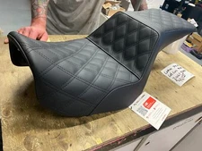 Saddleman Step up Seat Lattice Harley Dyna 2006^ Gel core Stitch Superglide FXD