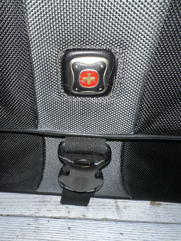 Сумка для ноутбука Swiss Gear Swiss Army Wenger 16 дюймов на 12 дюймов для поездок на работу черные карманы - Изображение 4 из 4