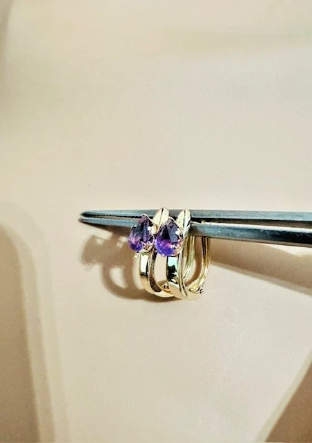 Pendientes Huggie Estate de Amatista Corte Pera de Oro Amarillo de 14K Foto 2 de 4