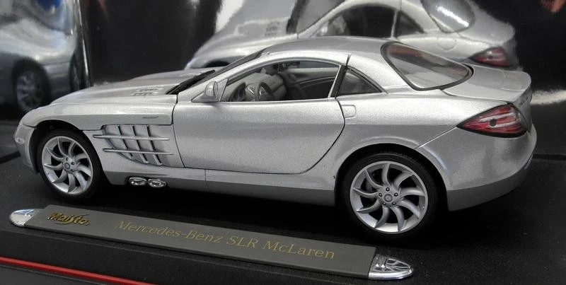 Maisto 1/18 Scale Diecast - 36653 Mercedes Benz SLR McLaren Silver - Image 3 of 4