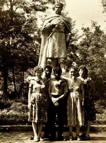 1950s ORIGINAL Snapshot Ukraine Men Women Monument Bogdan Khmelnitsky Historical - Picture 1 of 3