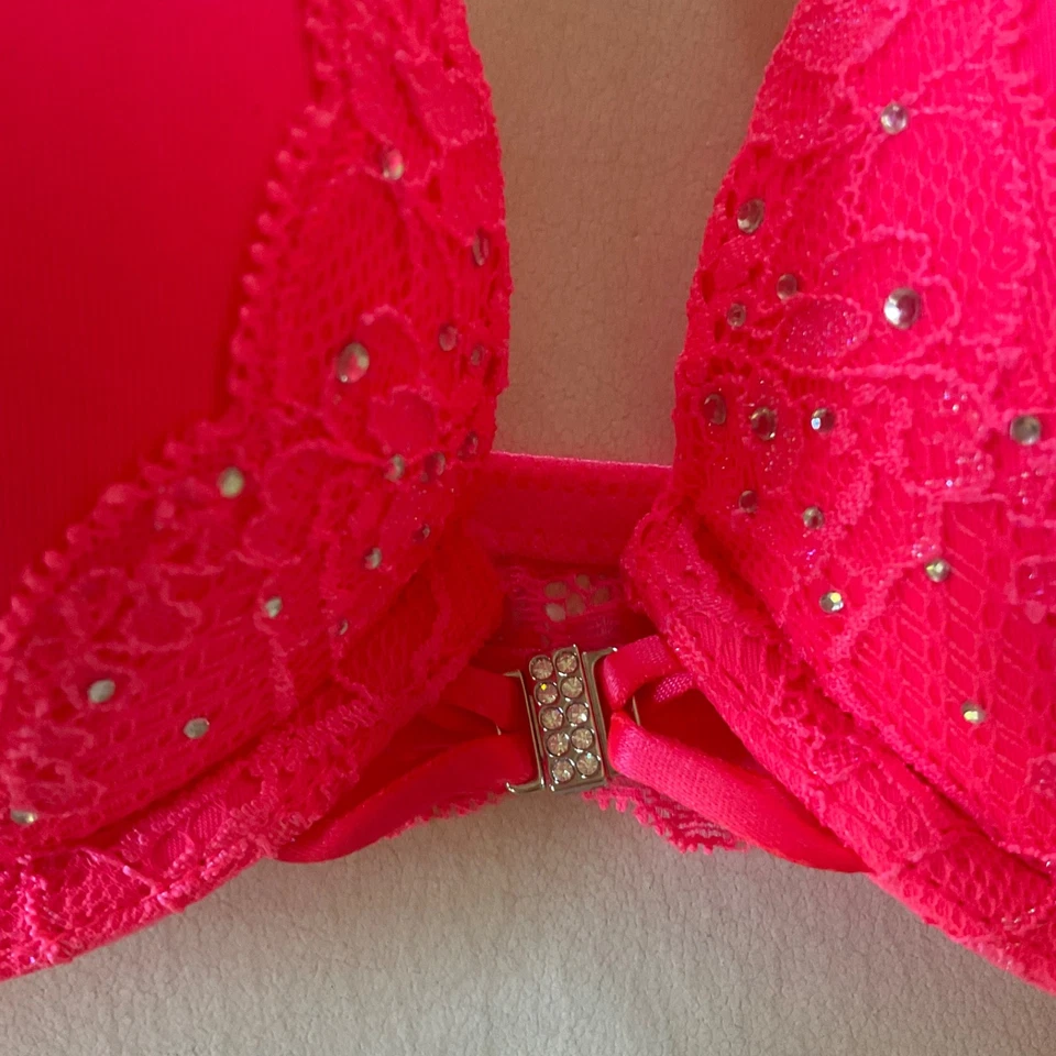 Sujetador acolchado push up rosa de encaje y cierre frontal de cristal para dama LA SENZA talla 32A NUEVO Foto 3 de 4