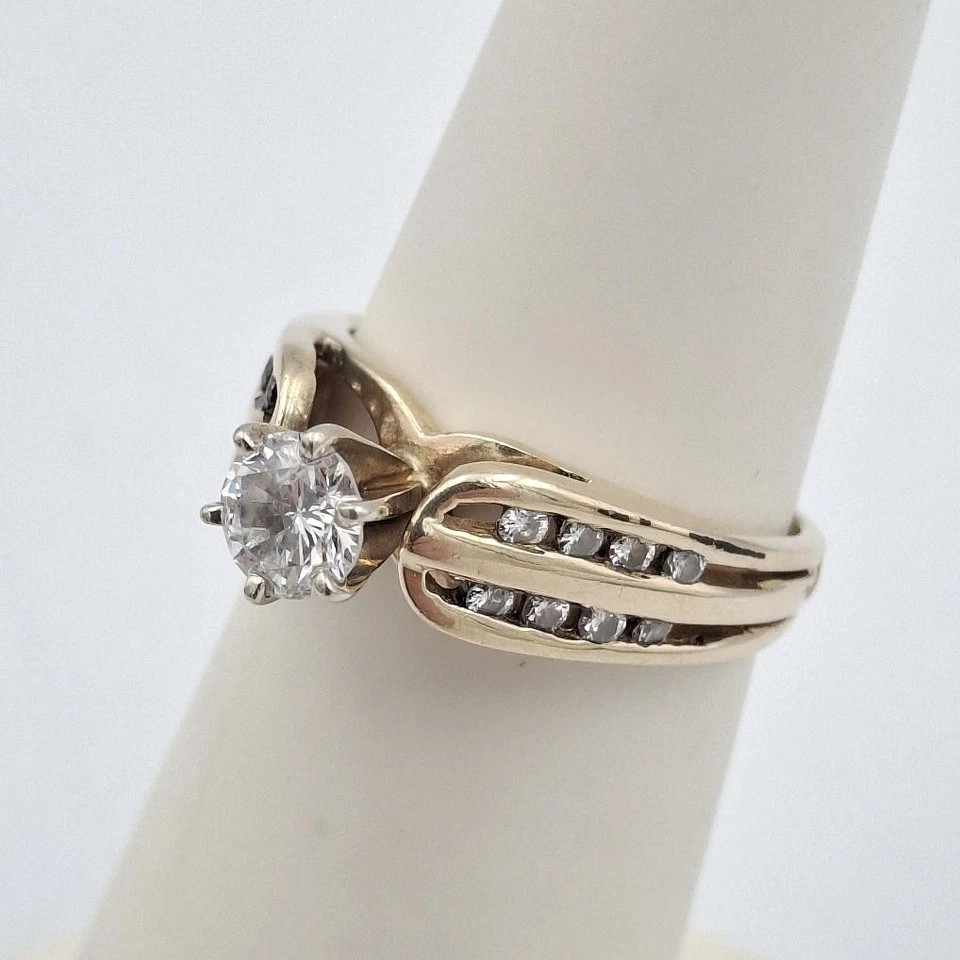 Anillo de compromiso redondo de diamantes con conjunto catedral de oro amarillo de 14 quilates talla 5 0 (CP4006417) Foto 3 de 4