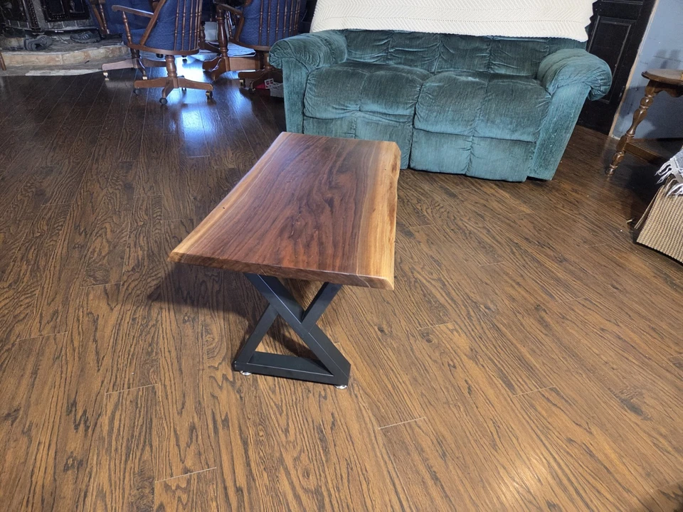 HERMOSA MESA DE CENTRO HECHA A MANO BORDE VIVO NEGRO NOGAL Foto 3 de 4