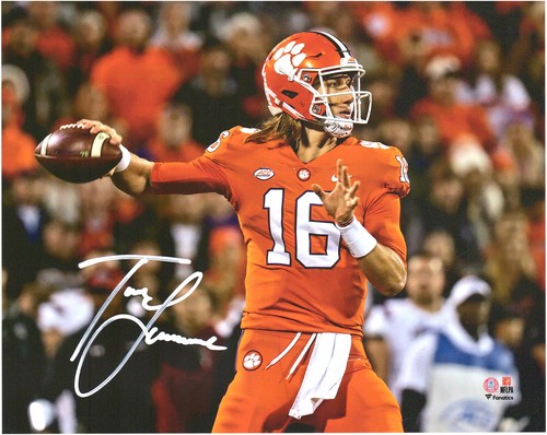 Von Trevor Lawrence Clemson Tigers signiertes 8" x 10" orangefarbenes Trikot werfen Foto