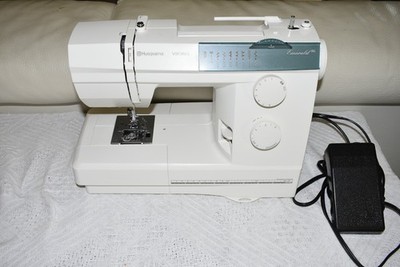 Husqvarna Viking Emerald 118 Sewing Machine W/ Pedal