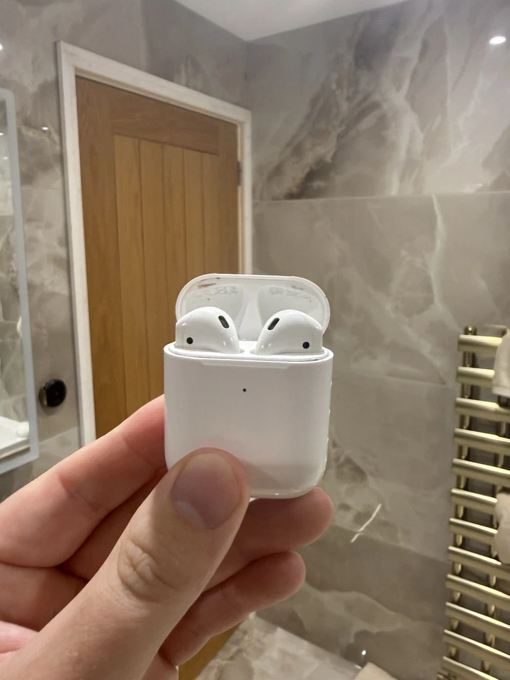 Apple AirPods (1st generation), photo 2 of 3