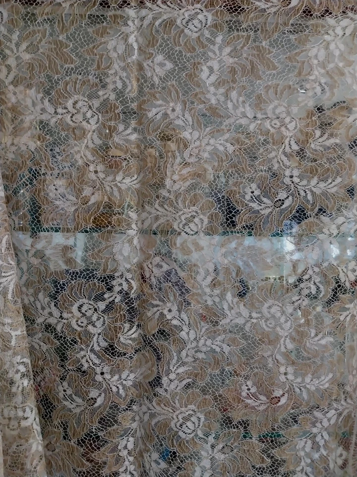 90x300 cm Coupon de tulle vintage neuf de couleur blanc cassé et doré   - Photo 2/4