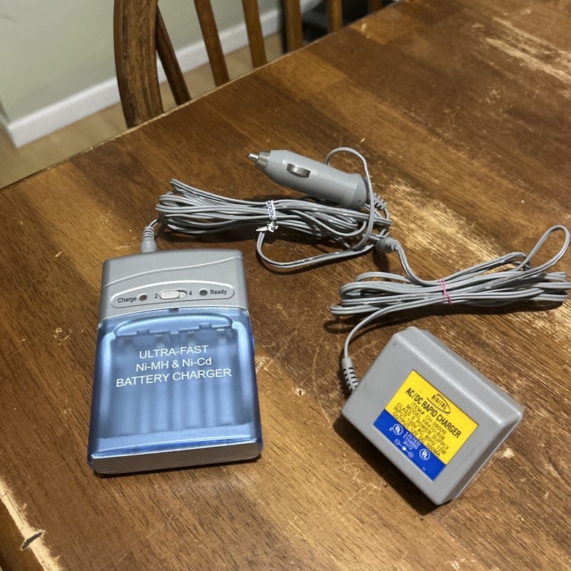 DIGITAL CONCEPTS BATTERY CHARGER CH-3900N With Cord LED W/Car Charger Not Tested