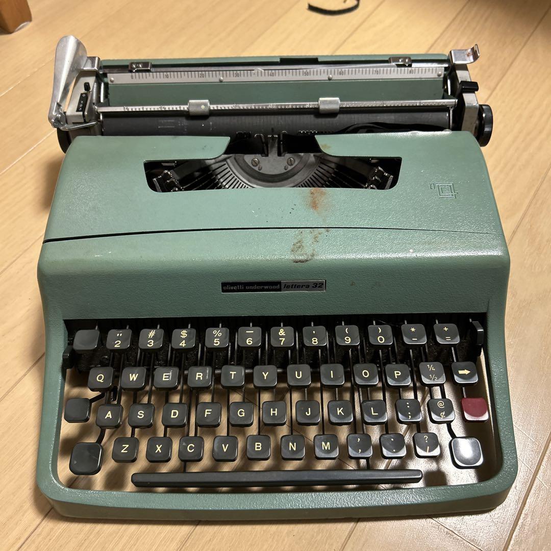 Olivetti Lettera 32 Typewriter Portable Manual antique retro