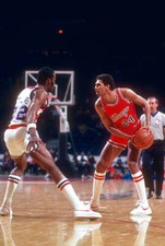 Reggie Theus of the Chicago Bulls 1981 Basketball Photo 10