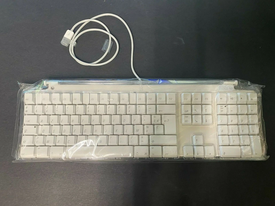 New Apple Pro Keyboard M7803 White USB Wired - French Keyboard Layout - Image 2 of 4