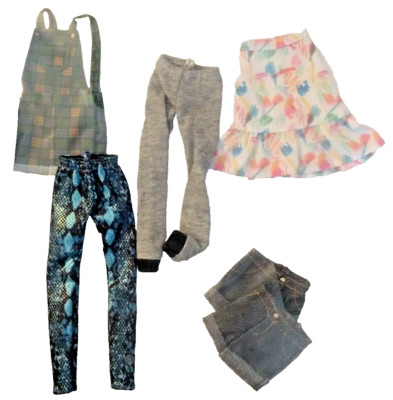Random Lot - 5 Creatable World Clothes & Accessories (fit Barbie & other dolls)