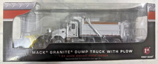 Camión de volteo First Gear de granito blanco Mack 1/64 con quitanieves amarillo nuevo en caja