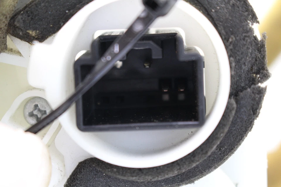 Actuador de cerradura de pestillo de puerta lateral derecha Mazda 3 S Touring 2010-2013 OEM Foto 3 de 4