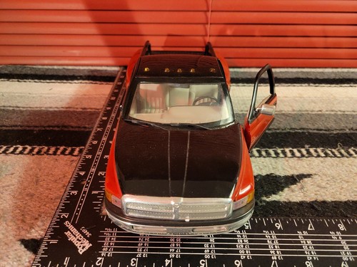 JRL Dodge Ram Dually 3500 1/18 Diecast Replica Collectible - Picture 3 of 5