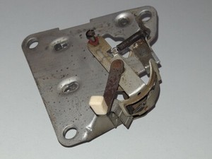 Bauteil/Halterung für Motor aus Philips AG 2004 D Plattenspieler
