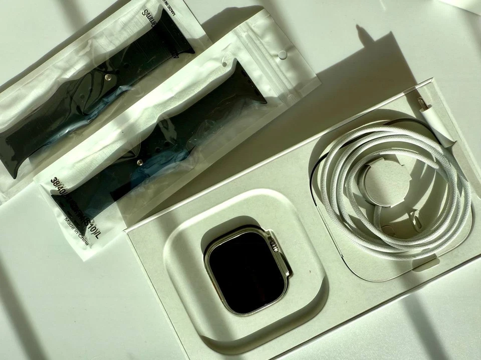 Apple Watch Ultra 49 mm GPS + Cellular – Titanium –- m.Ladegerät /Armband –- - Bild 2 von 2