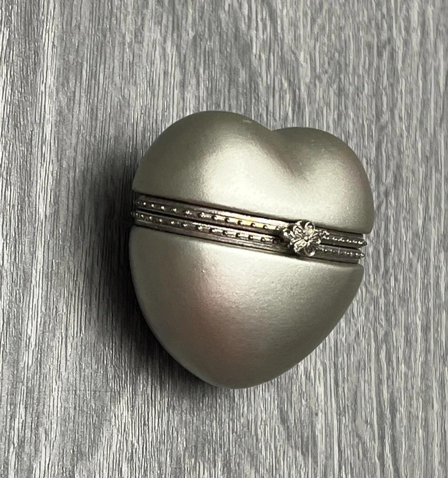 Caja de recuerdo de baratija con bisagras de corazón tono estaño broche floral 'SIEMPRE' interior Foto 4 de 4