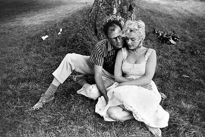Marilyn Monroe sits barefoot in the grass wearing a dress her husb- Old Photo