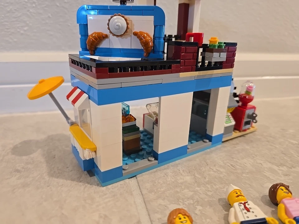 LEGO 31077 Creator 3 in 1 Building Set Modular Sweet Surprises Incomplete - Image 3 of 4