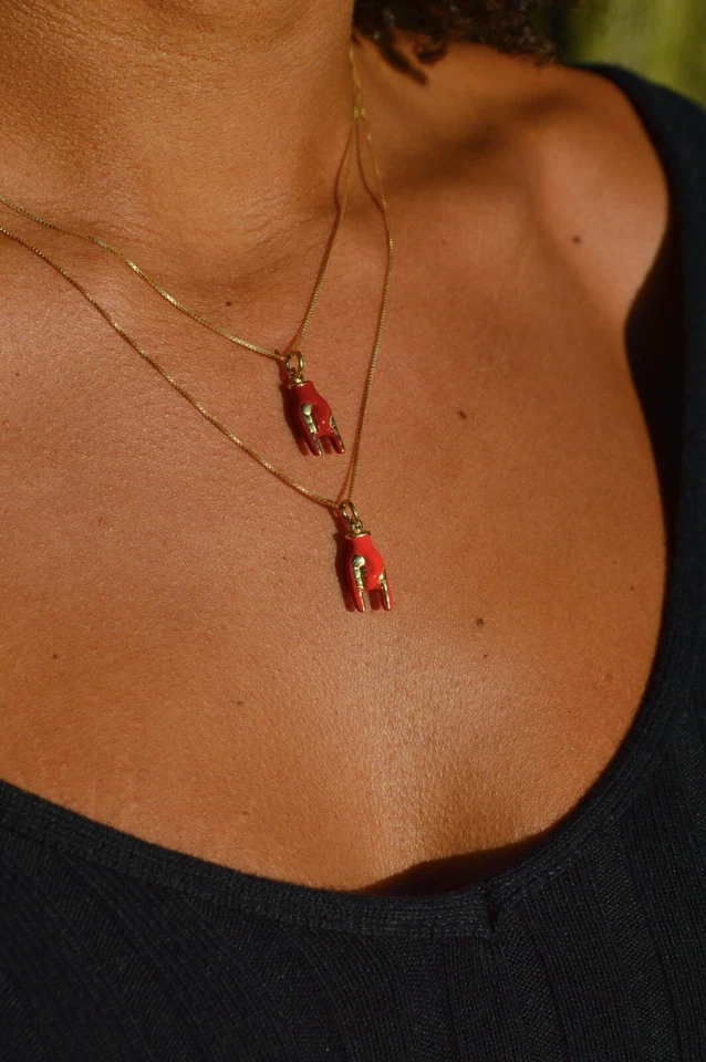 Collana con ciondolo mano corna portafortuna in argento 925 placcato in oro - Immagine 2 di 4