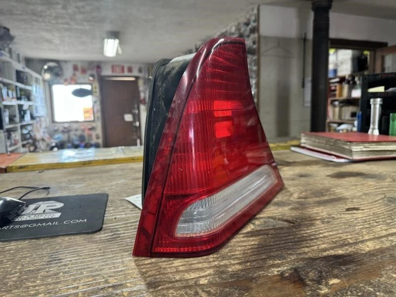 Lámpara de luz trasera izquierda conductor OEM 04-06 Suzuki Verona sedán Foto 2 de 3