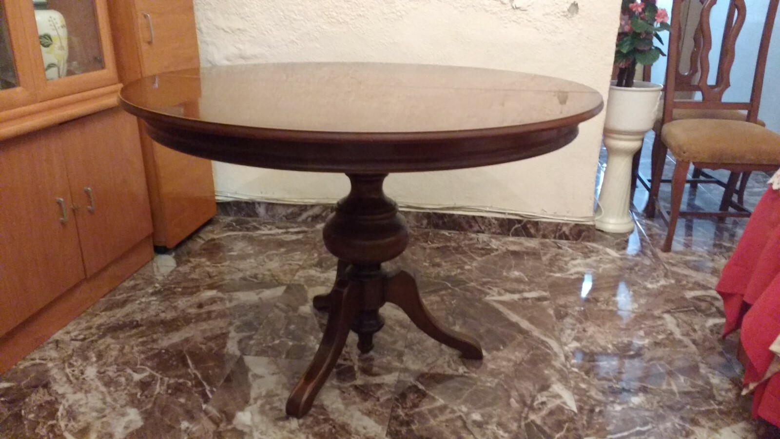 MESA DE SALÓN EXTENSIBLE CON CUATRO SILLAS