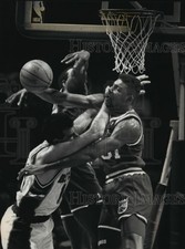 1991 Press Photo Kings' Duane Causwell & Milwaukee Bucks' Danny Schayes