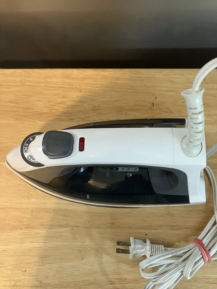 Black and Decker Light N Easy Steam and Dry Iron Vintage Model IR 1020S Tested - Image 4 of 4