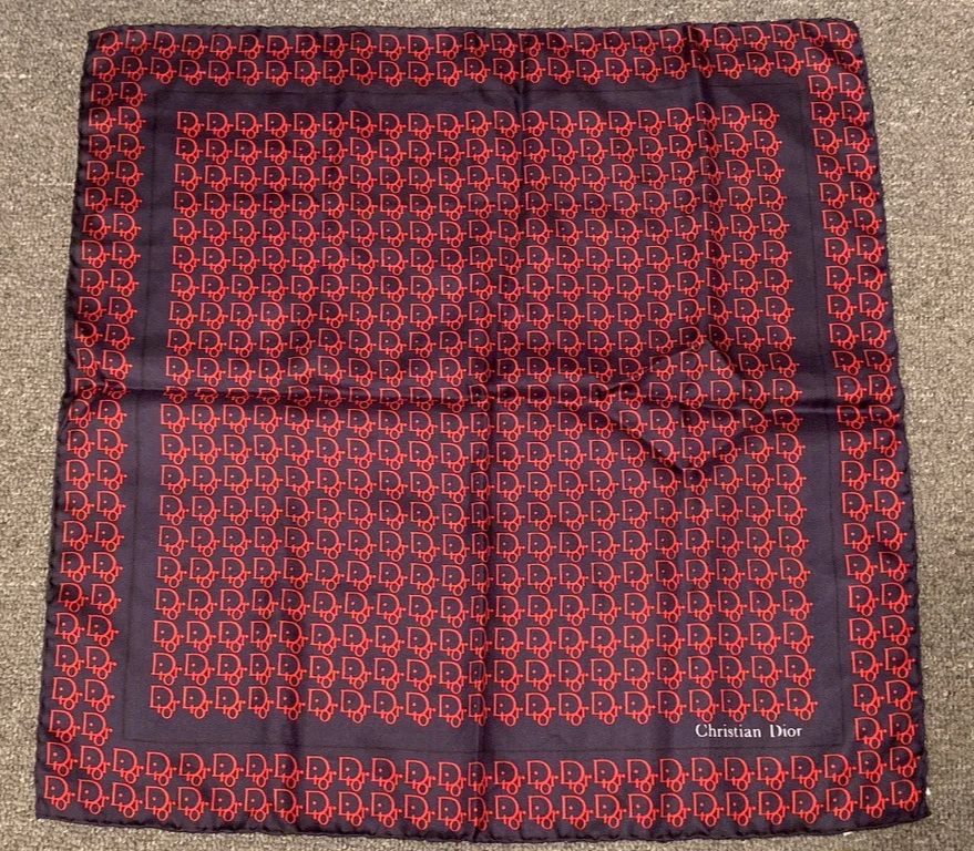 Foulard vintage Christian Dior monogramme en soie fabriqué en Italie 19