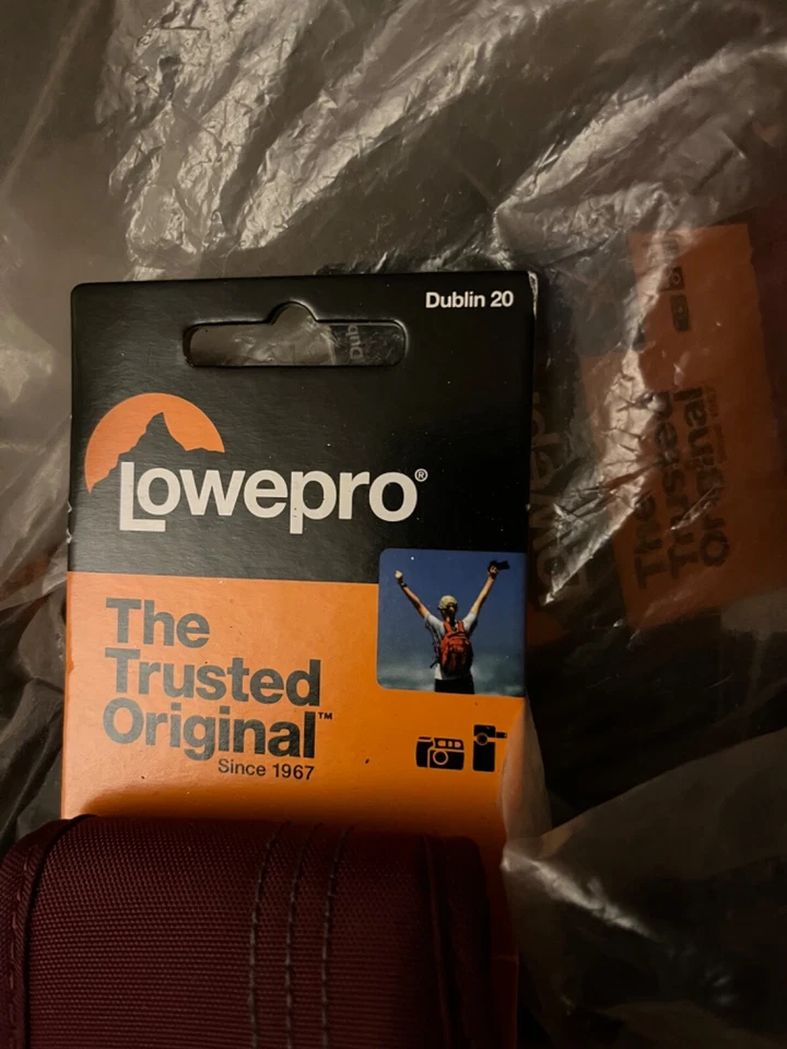 New Lowepro Dublin 20 camera case compact camera case maroon/black - Image 3 of 4