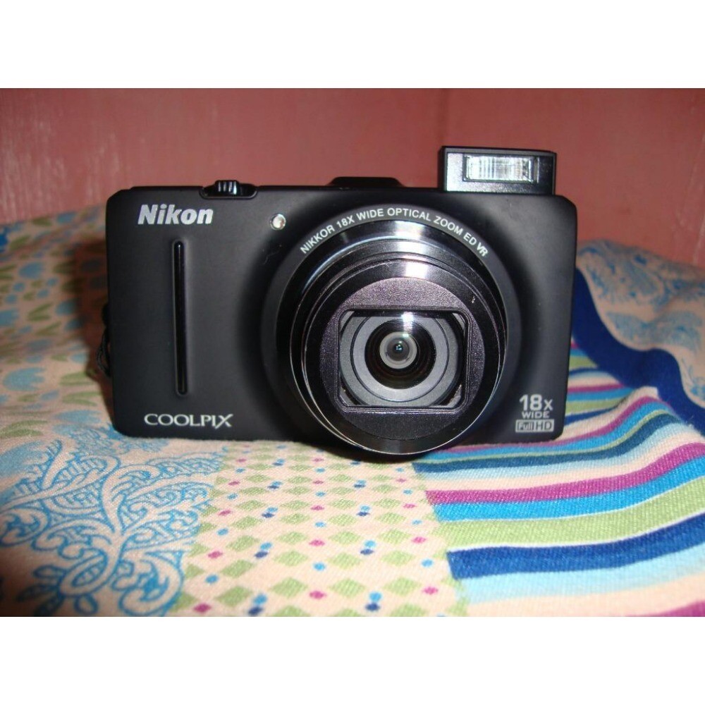 Nikon COOLPIX S9300 16.0MP Digital Camera 18x Optica Zoom - Black