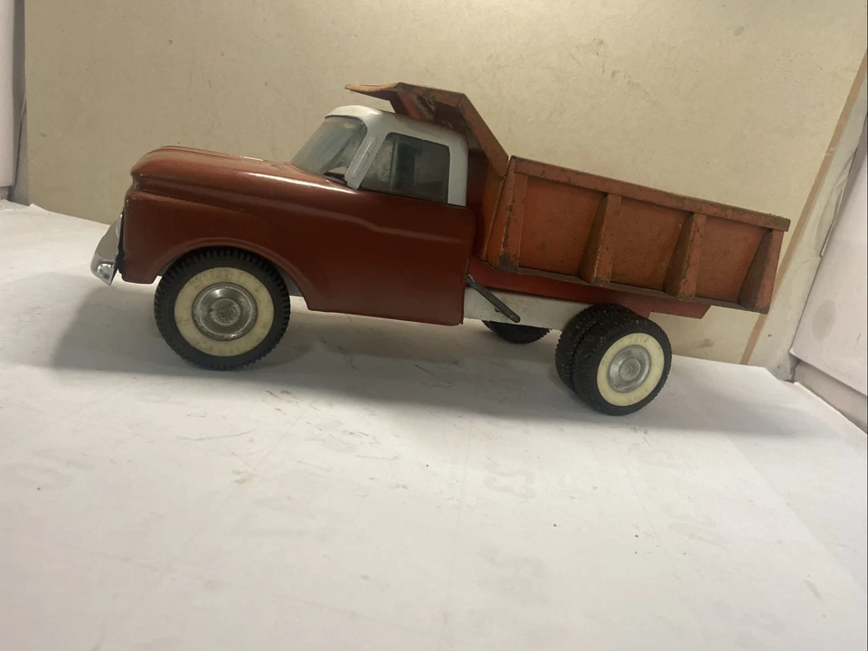 RARE Vintage early 1960's NYLINT Ford Hydraulic Dump Truck | Red | White | 6100 - Image 2 of 4