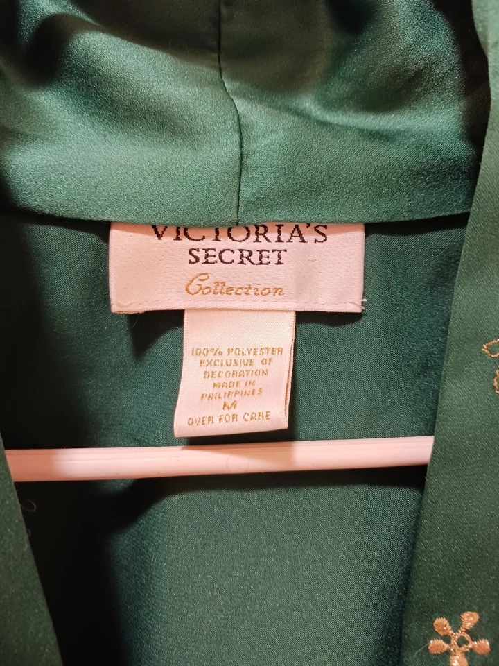 Bata kimono satinada vintage Victoria’s Secret etiqueta dorada años 90 bordada Foto 3 de 4