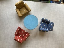 Mobili casa delle bambole (vecchi) - 3 poltrone + tavolo rotondo - legno/tessuto, a pois