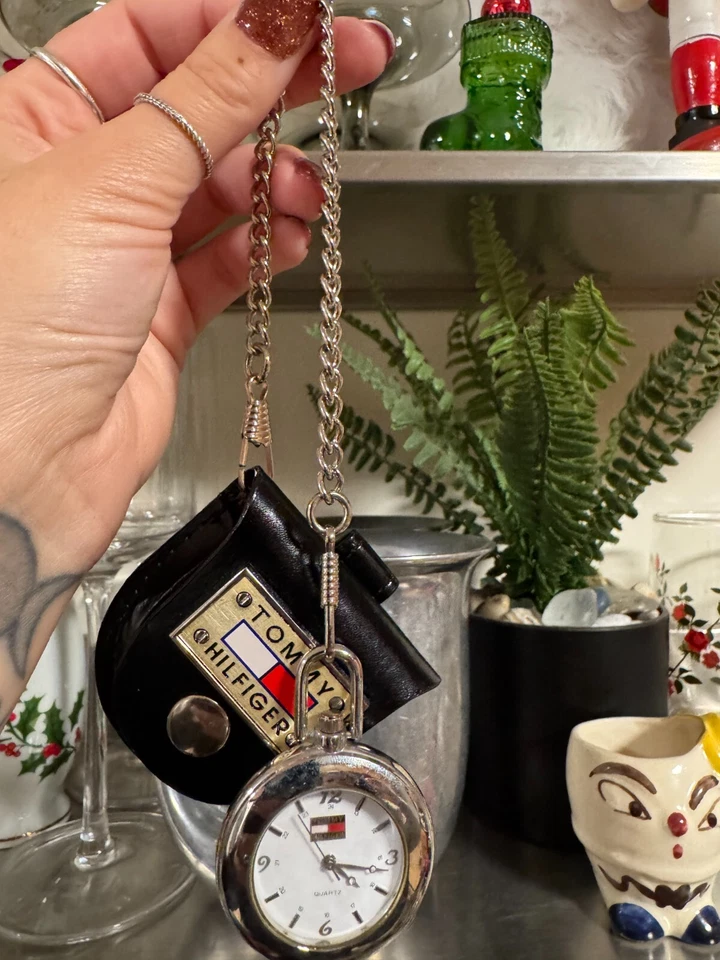 Reloj Bolsillo Tommy Hilfiger Vintage en Estuche de Cuero con Lazo para Cinturón y Cadena Foto 4 de 4