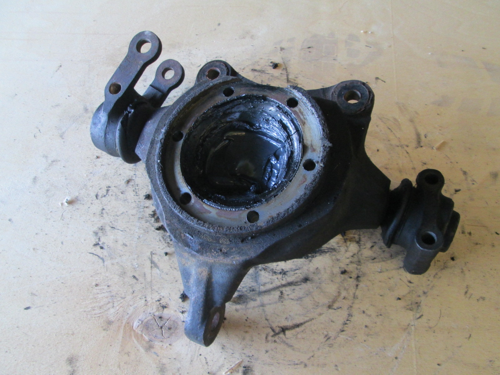 Ferrari Mondial 1983 RH Front Hub  / Knuckle / Spindle (C)  # 117187