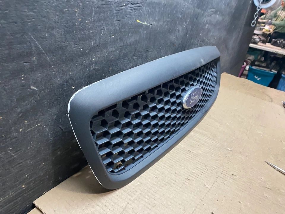 Parrilla superior delantera Ford Crown Victoria 2001-2011 nido de abeja negra U7556 DG Foto 3 de 4