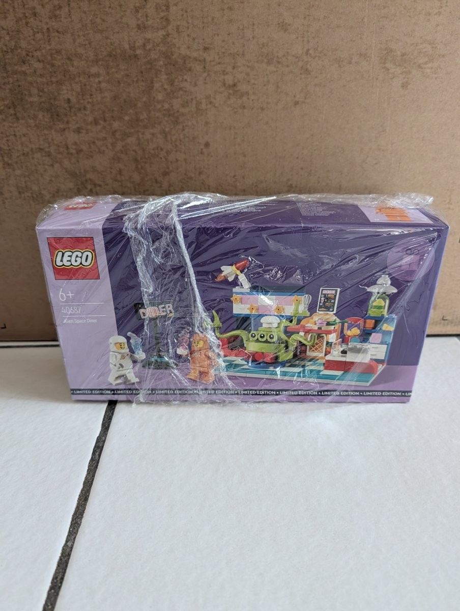 Lego 40687 Restaurant Extraterrestre pour décorer un bureau de geek avec un mini dîner de l'espace