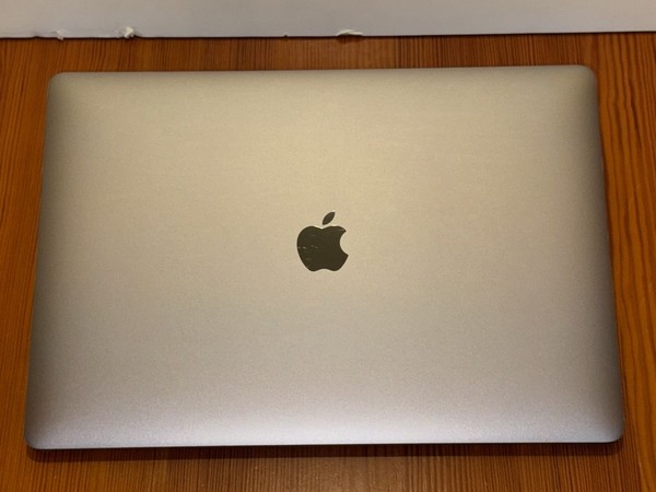 Apple MacBook Pro 15" Quad Core Retina Laptop + TouchBar + Garantía + 512 GB SSD 3