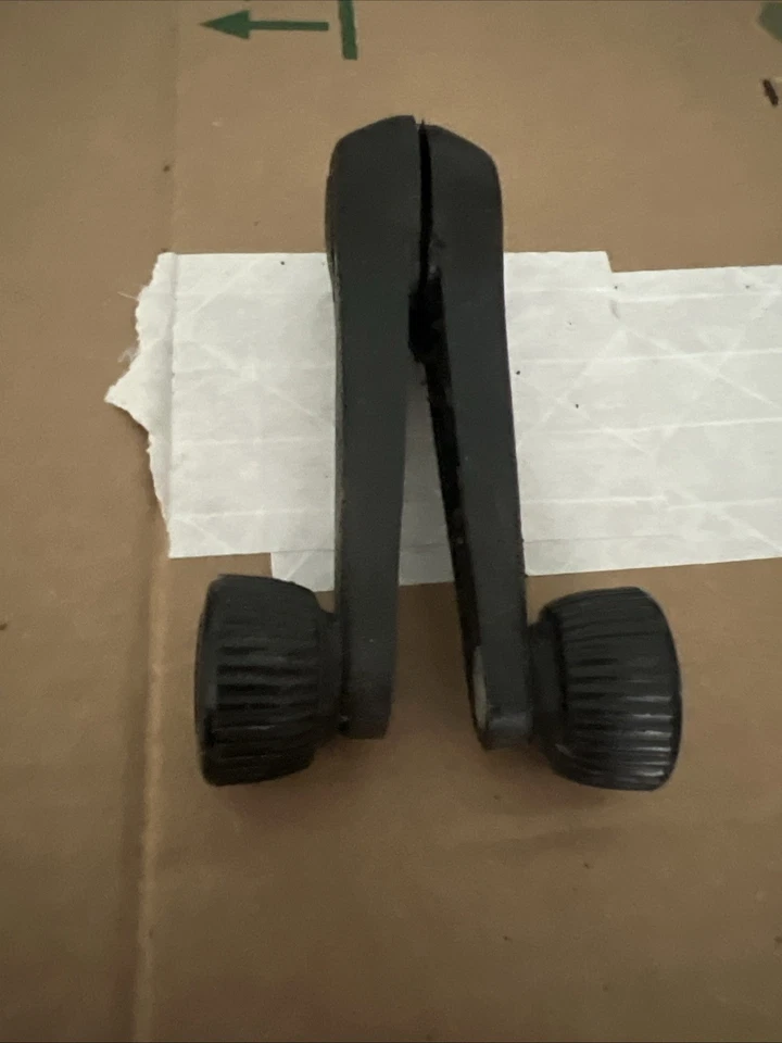 VOLKSWAGEN GOLF MK1 CABRIOLET PAIR FRONT REAR MANUAL WINDOW CRANK HANDLE - Image 2 of 4