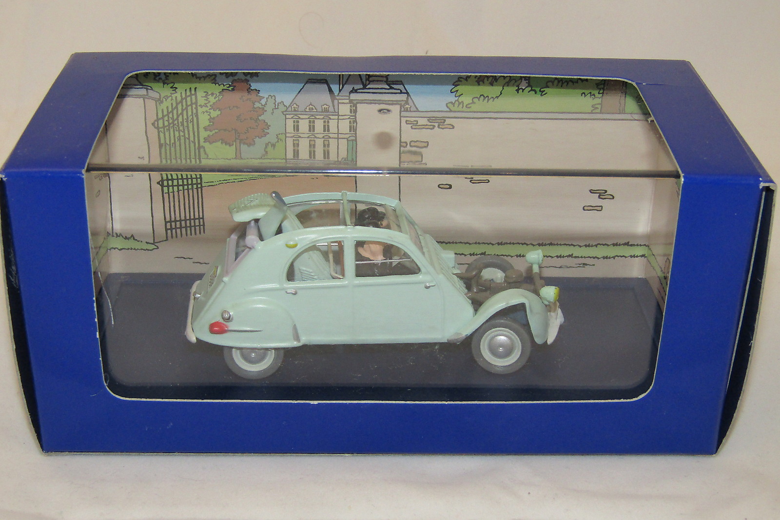 Voiture Tintin 2 CV emboutie miniature Les Bijoux de la Castafiore N° 33 neuve de collection