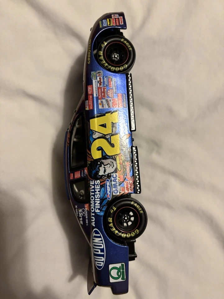 Jeff Gordon #24 DUPONT/SUPERMAN 1999 Chevy Monte Carlo Action NASCAR escala 1:24 - Imagem 3 de 4