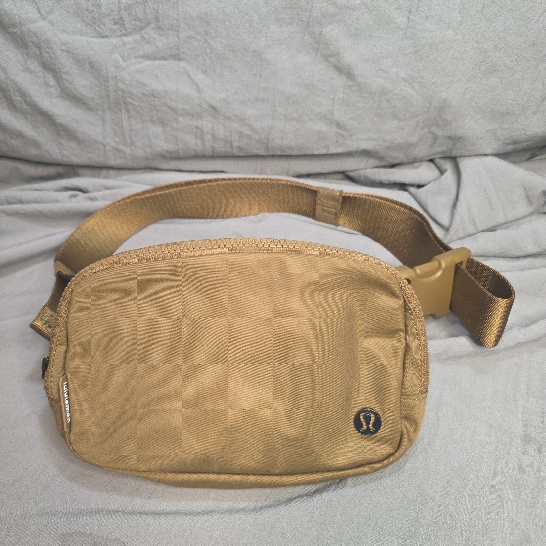 LULULEMON Everywhere Belt Bag in Army Green - Versatile Crossbody Fanny Pack