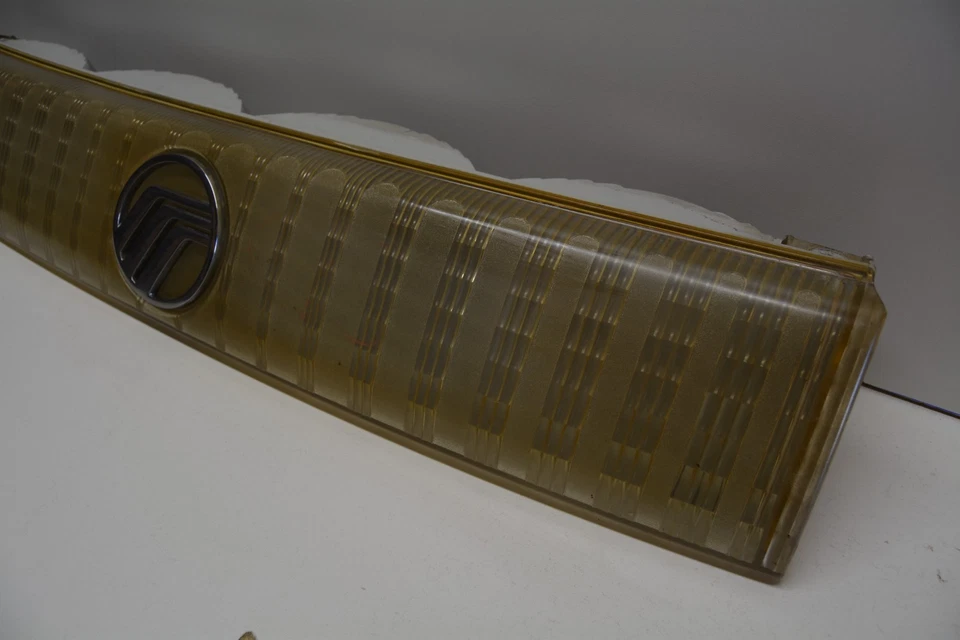 1992 - 1995 MERCURY SABLE REAR CENTER TAIL FINISH PANEL OEM, 195-00109 - Image 3 of 4