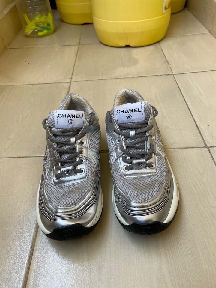 Chanel CC Logo Laminado Plata Blanco Zapatillas Talla 38 EU Foto 3 de 4