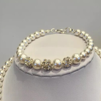 Brautarmband aus Kristall weißen Swarovski Perlen & Messing Strass.
