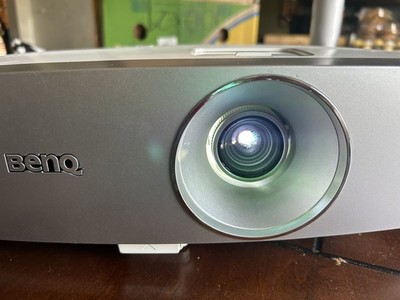 BenQ HT2050 digital projector with up to 7,000 hours!(comes with box)