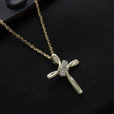 Luce diamantata simulata rotonda da 0,50 CT peso Ciondolo croce placcato...